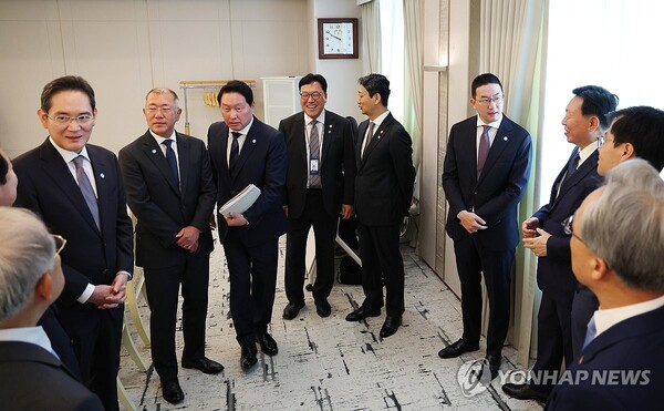 3일 서울 용산 대통령실에서 이재명 대통령 주재로 열린 6경제단체·기업인 간담회에 참석한 경제단체장, 기업총수, 장관들이 대화하고 있다. 왼쪽부터 세 번째부터 이재용 삼성전자 회장, 정의선 현대차 그룹 회장, 최태원 SK그룹 회장 겸 대한상공회의소 회장, 김병환 금융위원장, 안덕근 산업통상자원부 장관, 구광모 LG그룹 회장. (출처: 연합뉴스)
