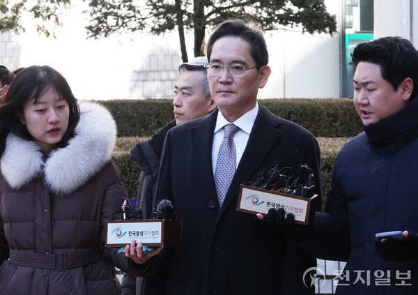 [천지일보=남승우 기자] 이재용 삼성전자 회장이 지난 2월 3일 서울 서초구 서울중앙지방법원에서 열린 ‘부당합병·회계부정’ 혐의 관련 항소심 공판에서 무죄를 선고받은 뒤 법정을 나서고 있다. ⓒ천지일보 2025.02.03.