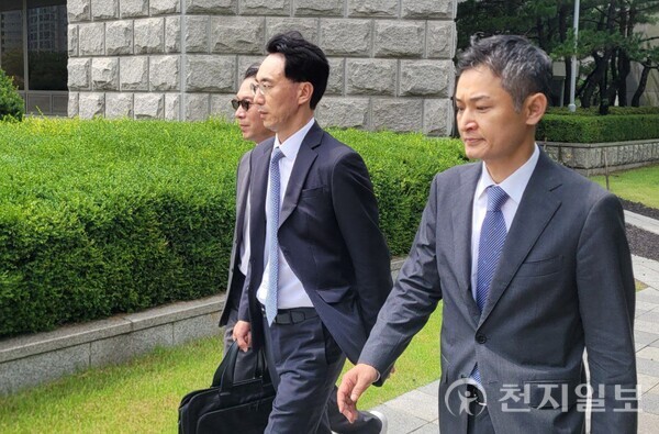 [천지일보=김정필 기자] 대법원이 이재용 삼성전자 회장에 대한 부당합병·회계부정 의혹에 대해 무죄를 확정한 17일 서울 서초구 대법원에서 이 회장의 변호인인 김유진 김앤장 변호사(가운데)와 김현보 김앤장 변호사(오른쪽)가 상고심 선고를 마치고 법정을 나서고 있다. ⓒ천지일보 2025.07.17.