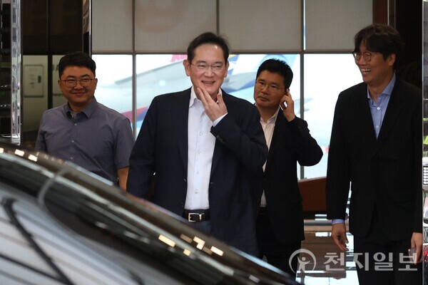 [천지일보=김정필 기자] 이재용 삼성전자 회장이 14일 미국 출장을 마치고 서울 강서구 서울김포비즈니스항공센터(SGBAC)를 통해 귀국하면서 취재진 질문에 미소를 짓고 있다. ⓒ천지일보 2025.07.14.