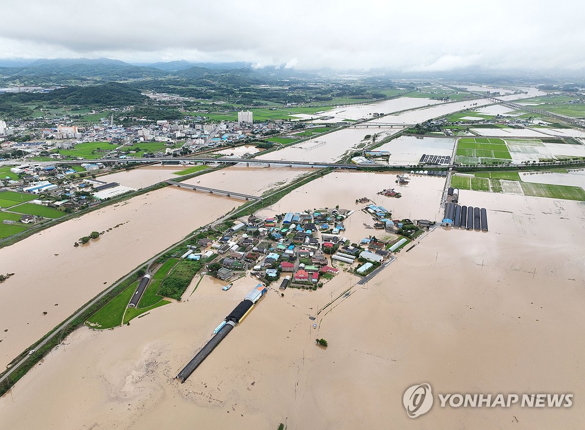 (예산=연합뉴스) 17일 충남 예산군 삽교읍 용동3리 일대 마을이 폭우로 침수돼 있다.
