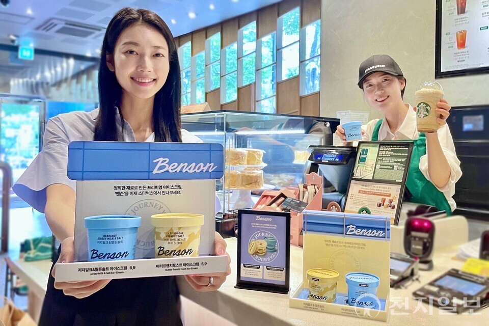 모델들이 서울 강남구의 한 스타벅스 매장에서 벤슨 대표 메뉴 2종을 소개하고 있다. (제공: 벤슨) ⓒ천지일보 2025.07.18.