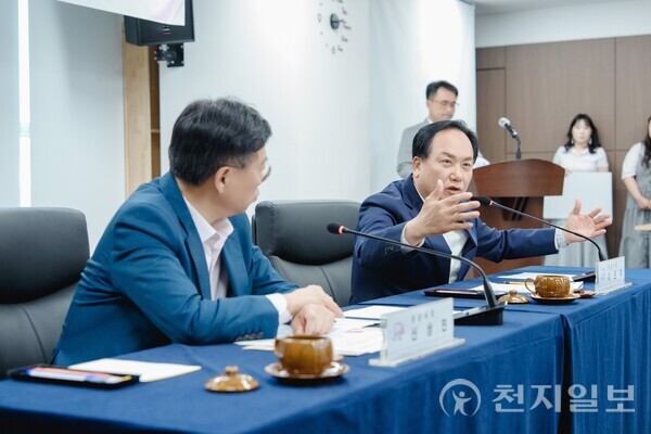 이권재 오산시장(오른쪽)이 지난 6월 성남시청에서 열린 ‘광역버스 확충 및 대중교통 여건 개선 간담회’에 참석해 발언하고 있다. (제공: 오산시) ⓒ천지일보 2025.07.18.
