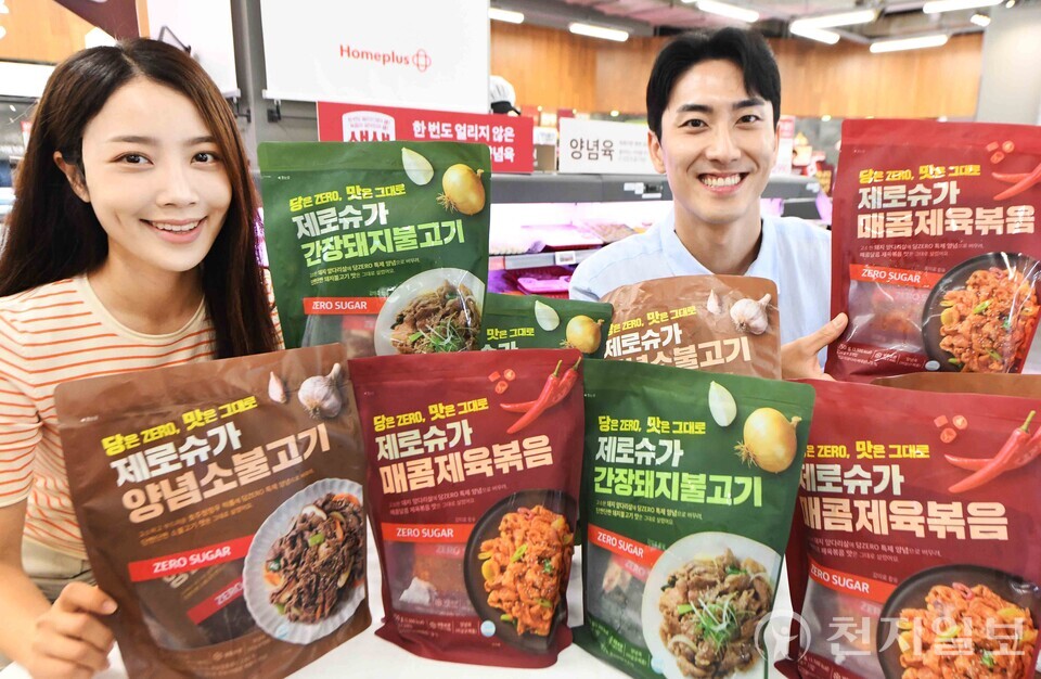 모델들이 18일 서울 등촌동 ‘홈플러스 메가 푸드 마켓 라이브 강서점’에서 신상품 ‘제로슈가 양념육’ 3종을 소개하고 있다. (제공: 홈플러스) ⓒ천지일보 2025.07.19.