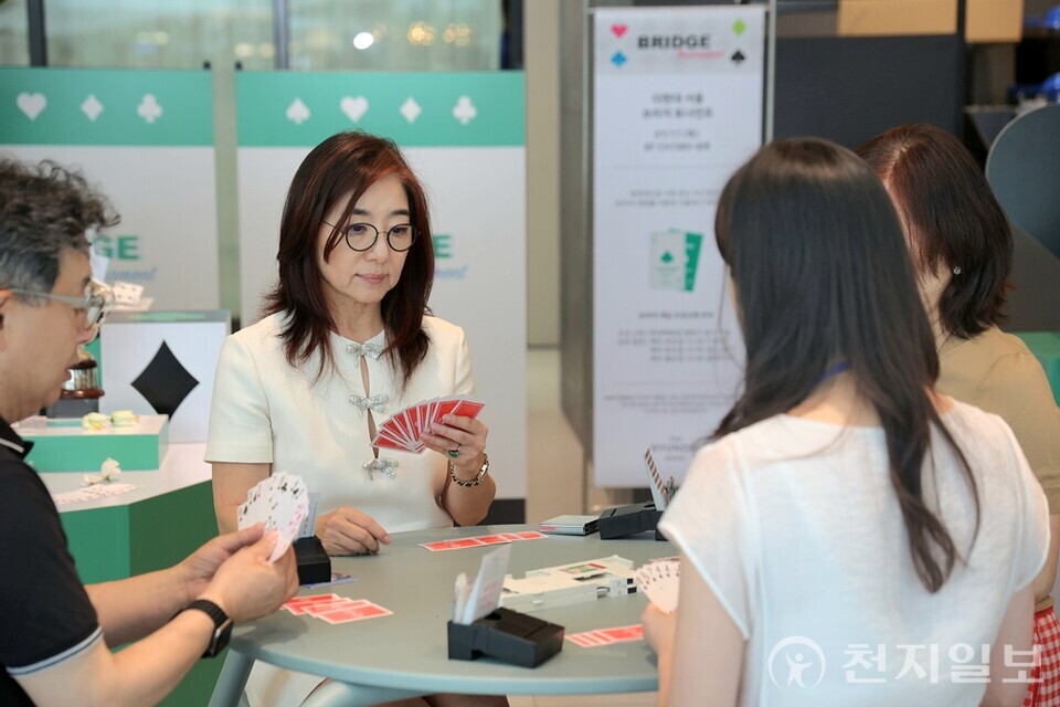 17일 서울 여의도 더현대 서울 6층에서 열린 ‘브리지’ 토너먼트 대회 참가자들이 경기를 펼치고 있다. (제공: 현대백화점) ⓒ천지일보 2025.07.19.