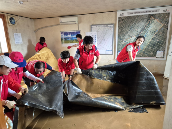 국민의힘 인천시당이 지난 19일 호우 특보로 수해를 입은 충남 예산군 삽교읍 서포2리와 하포리를 찾아 수해복구 봉사활동을 펼치고 있다.(제공: 국민의힘 인천시당) ⓒ천지일보 2025.07.21.