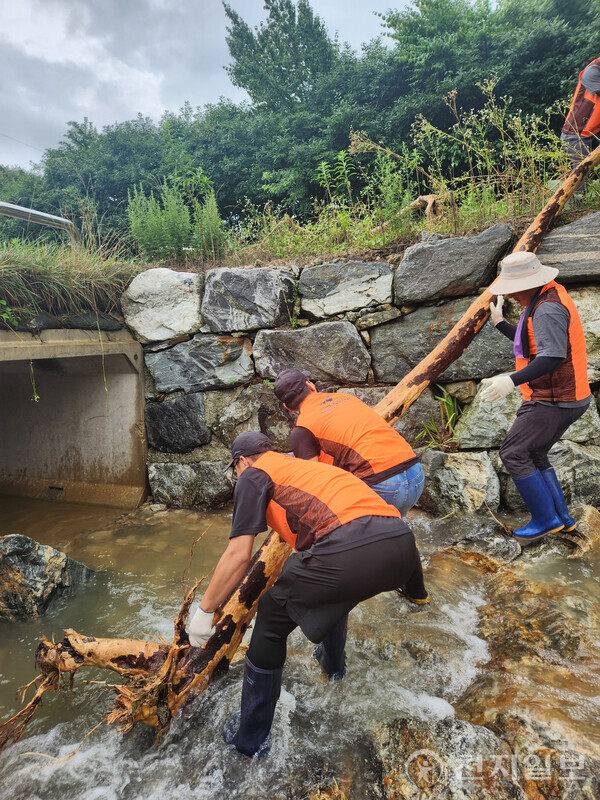 아산소방서 소속 소방공무원과 의용소방대원들이 18일부터~22일까지 염치읍 곡교리 수해 복구를 하고 있다. (제공: 아산소방서) ⓒ천지일보 2025.07.22.