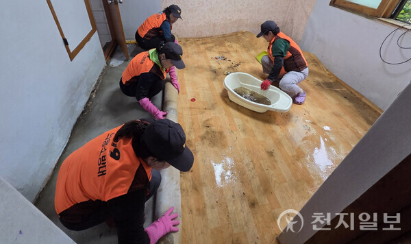 아산소방서 소속 소방공무원과 의용소방대원들이 18일부터~22일까지 염치읍 곡교리 수해 복구를 하고 있다. (제공: 아산소방서) ⓒ천지일보 2025.07.22.