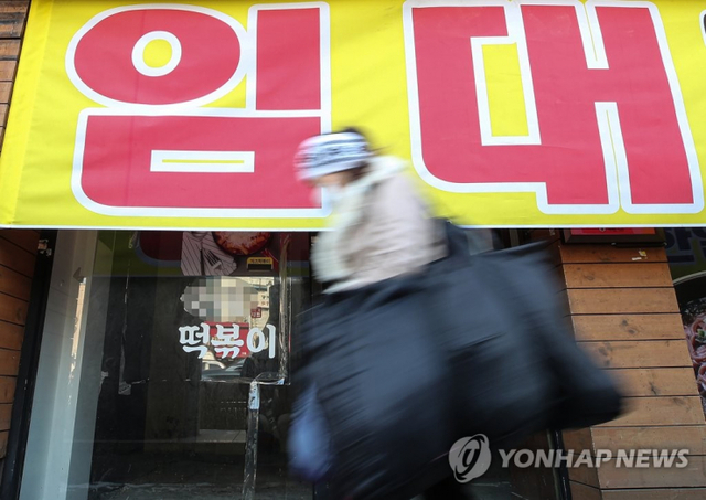 서울 종로구 숭인동 동대문 시장 인근 거리에 폐업한 식당 입구에 임대 현수막이 걸려 있는 모습. (출처: 연합뉴스)