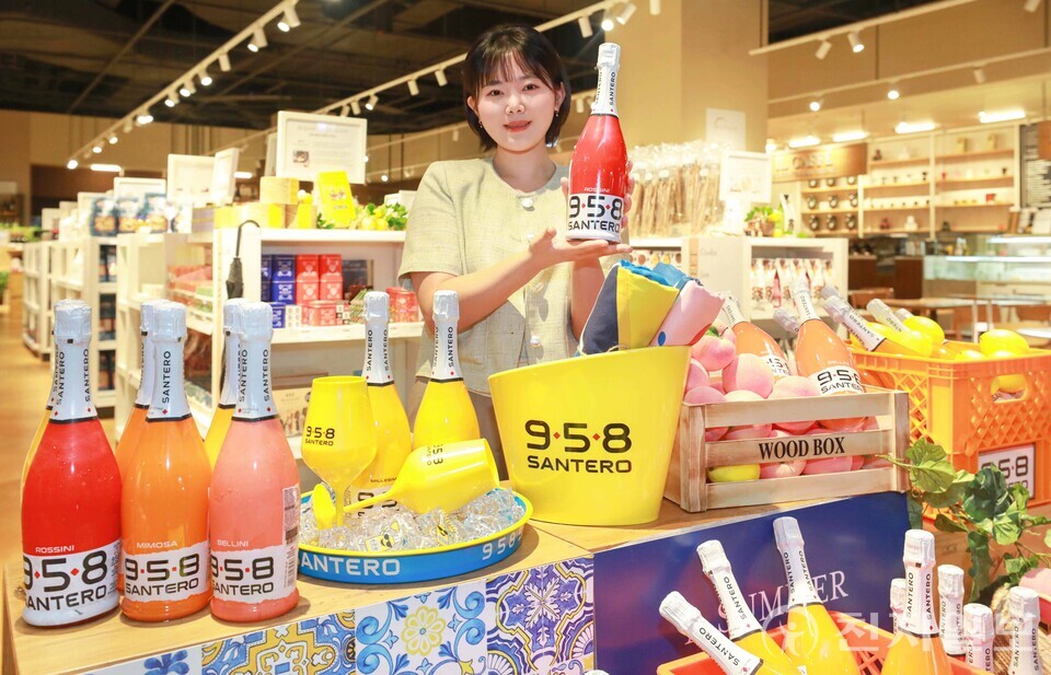 22일 오전 경기 성남시 현대백화점 판교점 지하1층에 위치한 ‘이탈리’ 매장에서 직원이 이탈리아 스파클링 와인 ‘958 산테로’를 소개하고 있다. (제공: 비노에이치) ⓒ천지일보 2025.07.22.