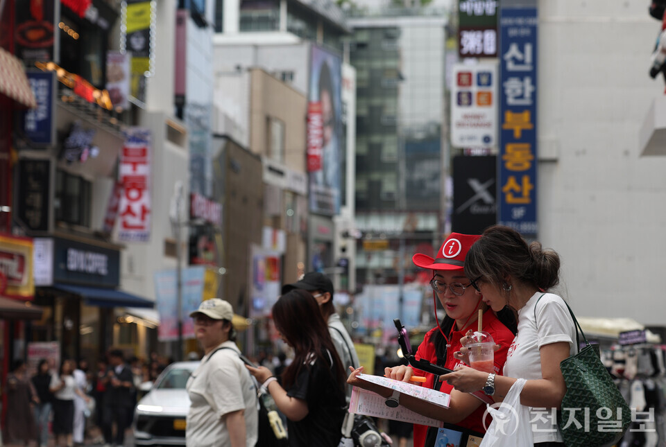 [천지일보=남승우 기자] 올해 외국인 관광객 유입에 따른 국내 소비가 증가할 것으로 분석된 가운데 26일 서울 중구 명동거리에서 외국인들이 이동하고 있다. ⓒ천지일보 2025.06.26.