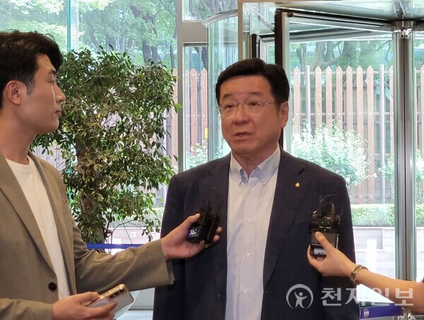 [천지일보=김정필 기자] 이찬희 삼성 준법감시위원회(준감위) 위원장이 23일 서울 서초구 삼성생명 서초사옥에서 열린 3기 삼성 준감위 정례 회의에 참석하며 취재진 질문에 답변하고 있다. ⓒ천지일보 2025.07.23.