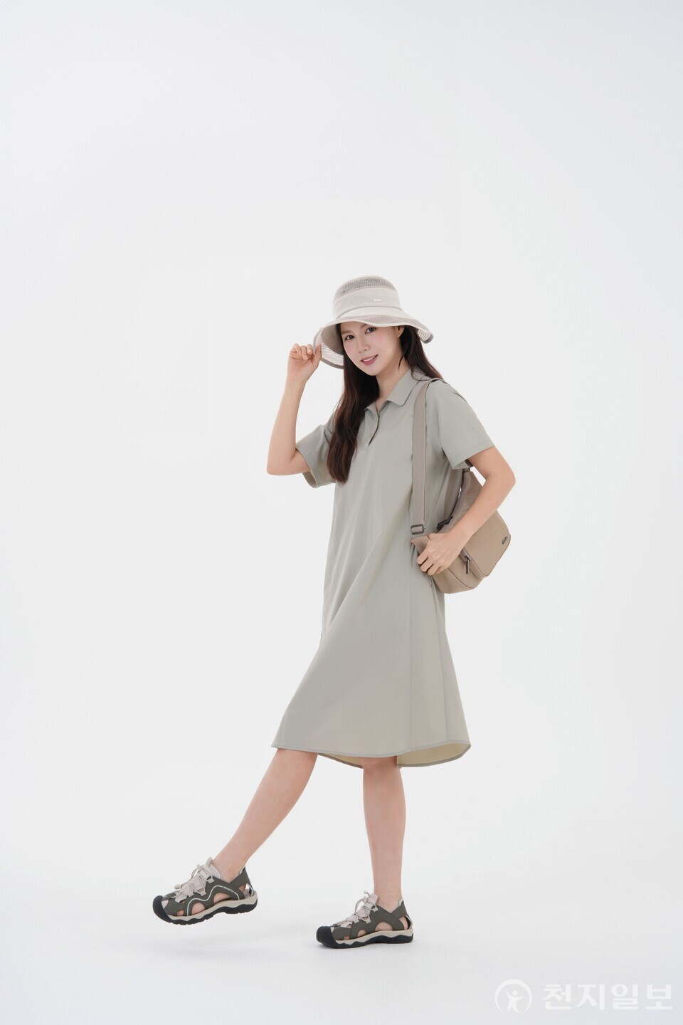 쿨링 컬렉션 스피네원피스. (제공: 마운티아) ⓒ천지일보 2025.07.23.