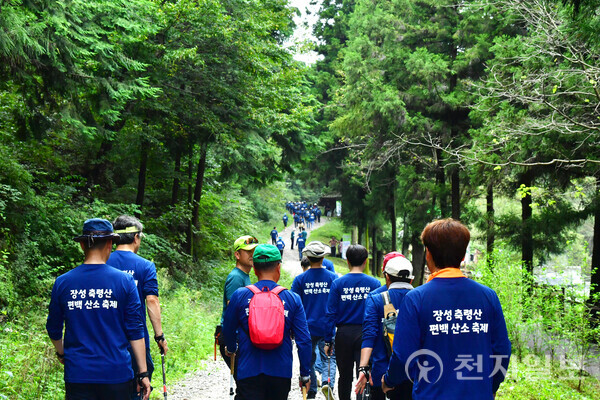 전남 장성군이 오는 8월 2일부터 3일까지 축령산 편백숲에서 ‘산소축제’를 개최한다. 황폐했던 산을 숲으로 바꾼 역사와 자연이 주는 치유를 테마로 한 참여형 웰니스 축제로, ‘2025 장성방문의 해’를 대표하는 행사로 자리매김하고 있다. 사진은 2023년 산소축제에 참여한 관광객들이 피톤치드 가득한 숲길을 걷는 모습이다. (제공: 장성군청) ⓒ천지일보 2025.07.24.