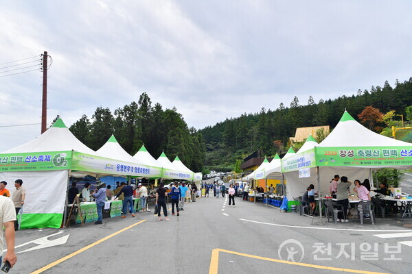 전남 장성군이 오는 8월 2~3일 축령산 편백숲에서 ‘산소축제’를 연다. 황폐했던 산을 숲으로 바꾼 역사와 자연이 주는 치유를 테마로 한 참여형 웰니스 축제로 ‘2025 장성방문의 해’를 대표하는 행사로 자리매김하고 있다. 사진은 2023년 ‘산소축제’ 현장에 마련된 다양한 체험부스. ⓒ천지일보 2025.07.24.