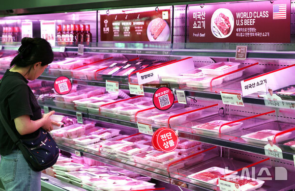 최근 미국산 소고기 가격이 평년보다 30% 이상 급등한 것으로 알려진 지난달 29일 서울 시내 한 대형마트에서 시민이 소고기를 살펴보고 있다. (출처: 뉴시스)