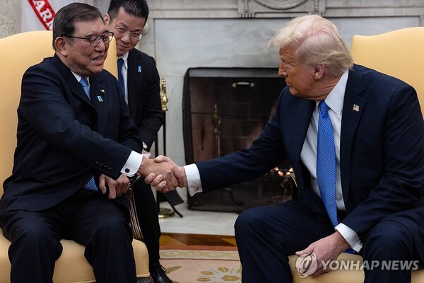 지난 2월 만난 트럼프 미국 대통령(오른쪽)과 이시바 일본 총리. (출처: EPA=연합뉴스)