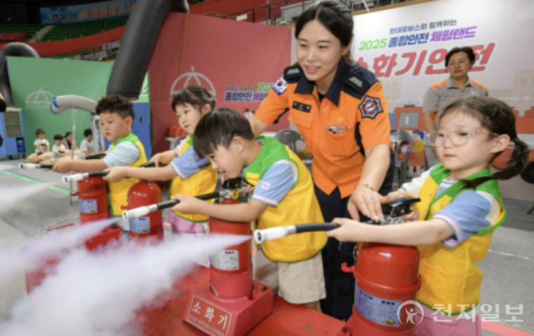현대모비스가 한국교육시설안전원, 한국도로교통공단, 한국어린이안전재단과 함께 어린이 종합안전 캠페인 공동 운영을 위한 업무협약(MOU)을 체결했다. 사진은 지난달 열린 ‘종합안전 체험랜드’에 참여한 어린이들이 소화기 사용법과 심폐소생술(CPR) 교육을 받고 있는 모습. (제공: 현대모비스) ⓒ천지일보 2025.07.23.