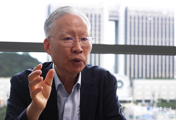 [천지일보=남승우 기자] 법조계 대표적인 ‘IT 전문가’로 손꼽히는 강민구 전 서울고등법원 부장판사(현 법무법인 도울 대표 변호사)가 지난 21일 서울 서초구 서초동 사무실에서 본지와 인터뷰하며 AI에 대해 설명하고 있다. ⓒ천지일보 2025.07.23.