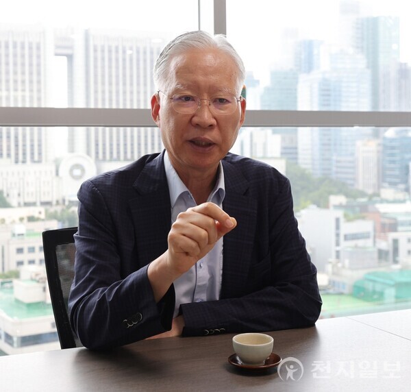 [천지일보=남승우 기자] 법조계 대표적인 ‘IT 전문가’로 손꼽히는 강민구 전 서울고등법원 부장판사(현 법무법인 도울 대표 변호사)가 지난 21일 서울 서초구 서초동 사무실에서 본지와 인터뷰하며 AI에 대해 설명하고 있다. ⓒ천지일보 2025.07.23.