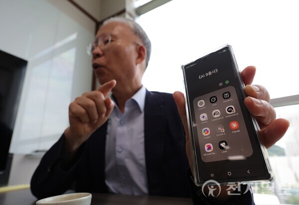 [천지일보=남승우 기자] 법조계 대표적인 ‘IT 전문가’로 손꼽히는 강민구 전 서울고등법원 부장판사(현 법무법인 도울 대표 변호사)가 지난 21일 서울 서초구 서초동 사무실에서 본지와 인터뷰하며 AI에 대해 설명하고 있다. 손에 든 휴대전화 화면에 강 변호사가 애용하는 AI 9총사의 모습이 보인다. ⓒ천지일보 2025.07.23.