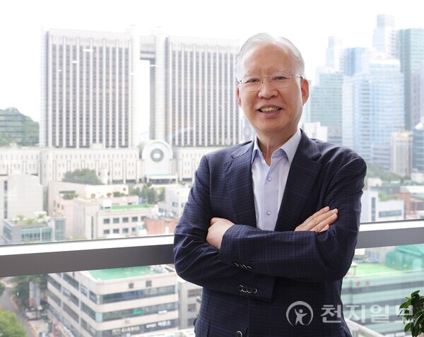 [천지일보=남승우 기자] 법조계 대표적인 ‘IT 전문가’로 손꼽히는 강민구 전 서울고등법원 부장판사(현 법무법인 도울 대표 변호사)가 지난 21일 서울 서초구 서초동 사무실에서 본지와 인터뷰하며 사진 포즈를 취하고 있다. ⓒ천지일보 2025.07.23.