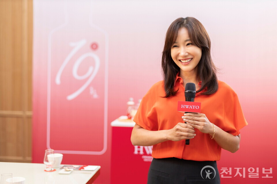 조희경 ㈜화요 대표이사가 시음행사에서 ‘화요19金’을 소개하고 있다. (제공: 화요) ⓒ천지일보 2025.07.24.