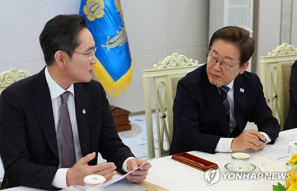이재명 대통령이 13일 서울 용산 대통령실에서 열린 6경제단체·기업인 간담회에서 이재용 삼성전자 회장의 발언을 듣고 있다. 2025.6.13 (출처: 연합뉴스) 