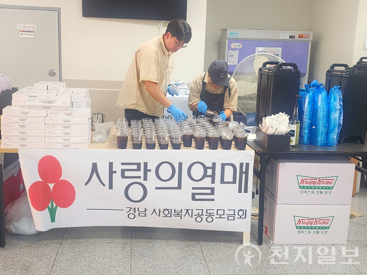 롯데GRS가 지난 24일 산청 수해 피해 지역의 이재민을 위해 도넛과 커피 등의 구호식품을 전달했다. (제공: 롯데GRS) ⓒ천지일보 2025.07.25.