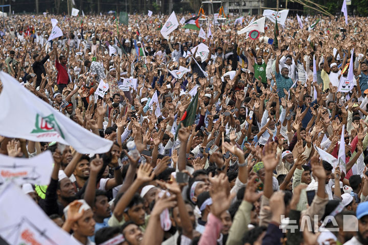 내년 치러질 선거를 앞두고 방글라데시 이슬람 정당인 자마트이슬라미의 지지자 수천 명이 지난 19일(현지시간) 방글라데시 다카에서 열린 집회에 참석해 힘을 과시하고 있다. (출처: 뉴시스)