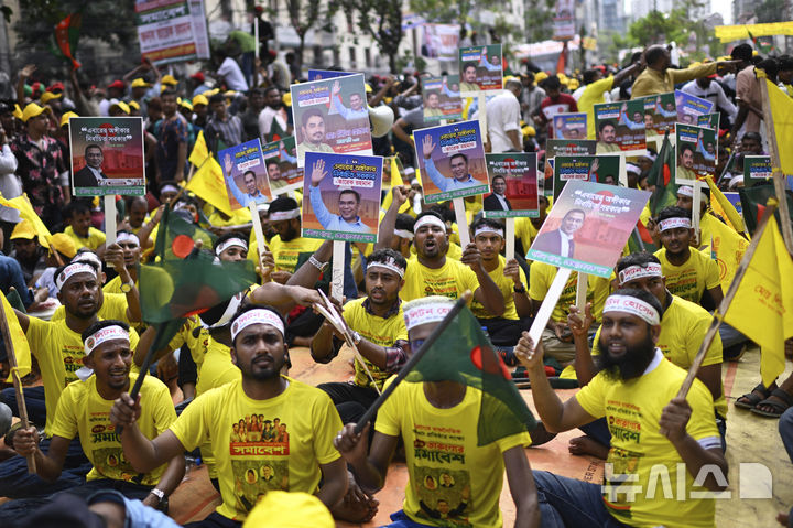 방글라데시 민족주의당(BNP) 활동가들이 5월 28일 다카의 거리에 모여 12월 총선을 요구하고 있다. (출처: 뉴시스)