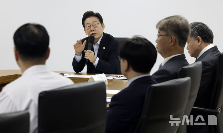 이재명 대통령이 25일 경기 시흥시 SPC삼립 시화공장에서 열린 산업재해 근절 현장 노사간담회에서 SPC 임원들에게 사고경위와 근로자 노동 환경 등에 대해 질문하고 있다. (출처: 뉴시스) 2025.07.25.