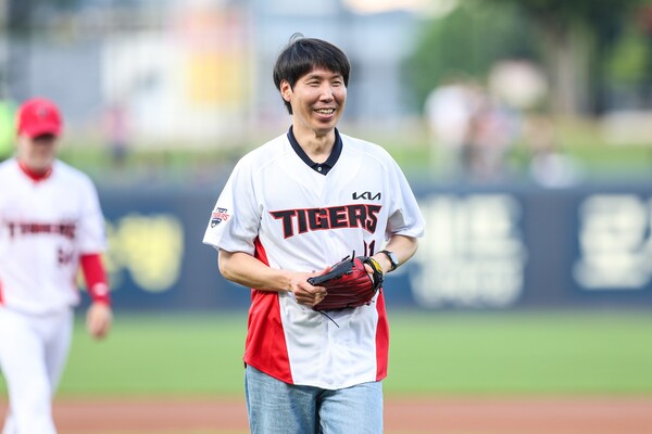 지난 24일 광주기아챔피언스필드에서 열린 KIA 타이거즈 경기의 시구자로 나선 교촌치킨 운남1호점의 조광훈 점주 모습. (제공: KIA 타이거즈)