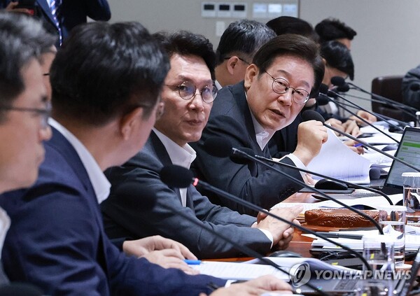 이재명 대통령이 29일 서울 용산 대통령실 청사에서 열린 국무회의에서 윤호중 행정안전부 장관에게 산재 관련 발언을 하고 있다.  (출처: 연합뉴스)