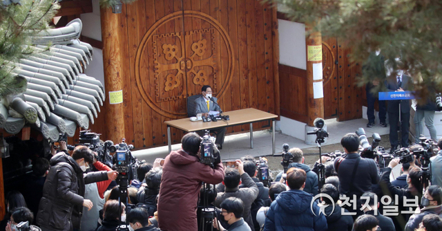 [천지일보=박준성 기자] 신천지예수교 증거장막성전(신천지) 이만희 총회장이 2일 오후 경기 가평 평화연수원에서 신종 코로나바이러스 감염증(코로나19) 사태와 관련해 공식 입장을 밝히고 있다. ⓒ천지일보 2020.3.2