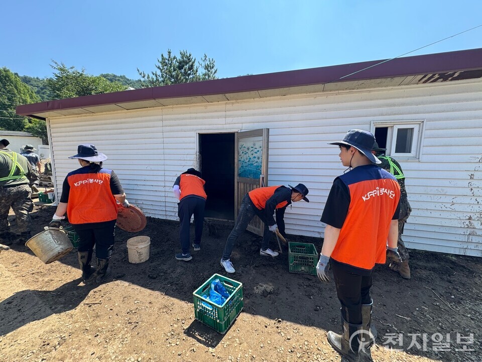 한식진흥원이 지난 25일 집중호우로 피해를 입은 경기 가평군 농가를 찾아 수해복구 활동에 참여했다. (제공: 한식진흥원) ⓒ천지일보 2025.07.30.