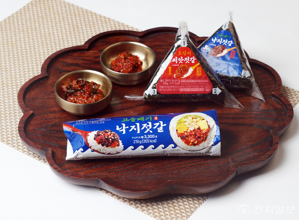 반찬단지가 전통 젓갈을 활용한 프리미엄 삼각김밥 2종과 김밥 1종을 편의점 CU에서 새롭게 선보였다. (제공: 반찬단지) ⓒ천지일보 2025.07.30.