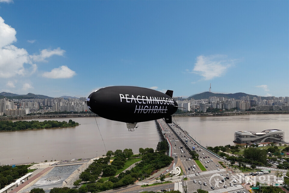 가수 지드래곤이 직접 제작에 참여한 ‘피스마이너스원 하이볼’의 세 번째 제품 ‘피스마이너스원 데이지’가 23일부터 CU에서 판매를 시작하며 제조사인 부루구루가 이를 기념해 대형 비행선을 띄워 화제를 모았다. (제공: 부루구루) ⓒ천지일보 2025.07.30.