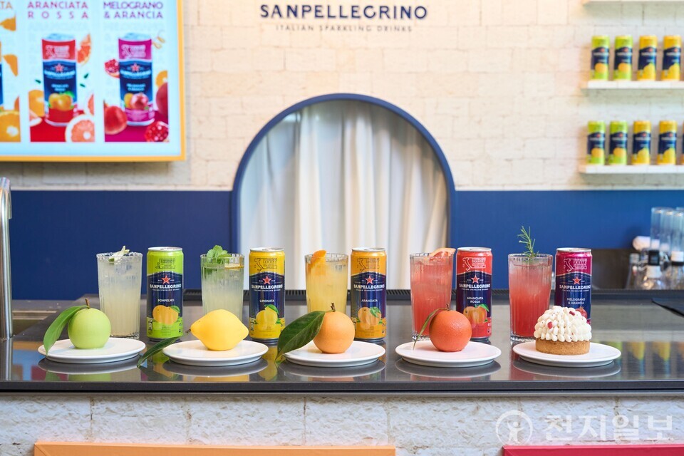 25일부터 8월 3일까지 서울 이태원 프로세스에서 운영 중인 산펠레그리노 ‘라이프 이즈 쥬시어(LIFE IS JUCIER)’ 팝업스토어에 산펠레그리노 ISD 제품 5종을 모티브로 개발된 디저트가 전시돼 있다. (제공: 산펠레그리노) ⓒ천지일보 2025.07.30.