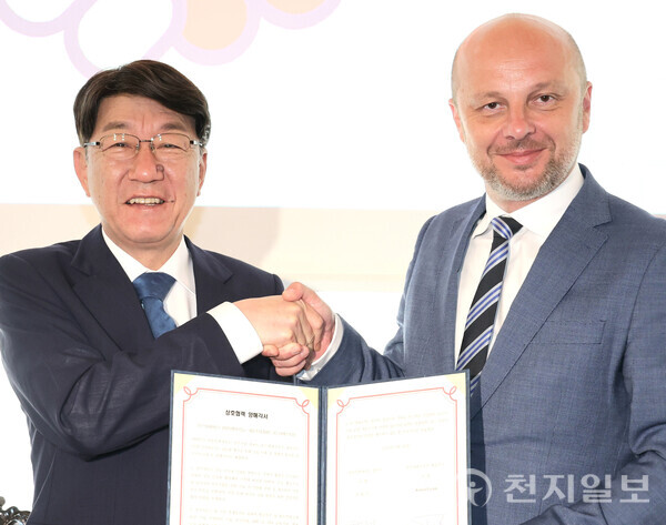 전북도가 탄소소재 기반 전략산업과의 연계를 강화해 방산·우주항공·건축·이차전지 등과 융합하는 ‘전북형 탄소산업’ 완성형 모델 구축에 박차를 가하고 있다. 사진은 지난달 10일 우범기 전주시장(왼쪽)과 콘라드 피요엑 제슈프시장이 ‘상호 경제발전 협력 강화를 위한 상호협력 양해각서’를 체결한 후 기념 촬영하고 있는 모습. (제공: 전주시청) ⓒ천지일보 2025.07.31.