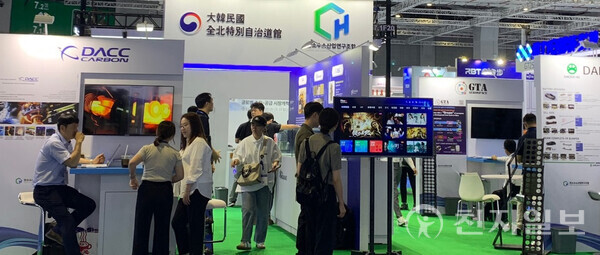 Jeonbuk Province is accelerating the establishment of a “Jeonbuk-style carbon industry” by strengthening connections between carbon-based materials and strategic sectors such as defense, aerospace, construction, and secondary batteries. The photo shows visitors viewing exhibits at the Jeonbuk Pavilion during the 2024 Shanghai Composite Materials Expo. (Provided by Jeonbuk Special Self-Governing Province) ⓒCheonji Ilbo 2025.07.31.