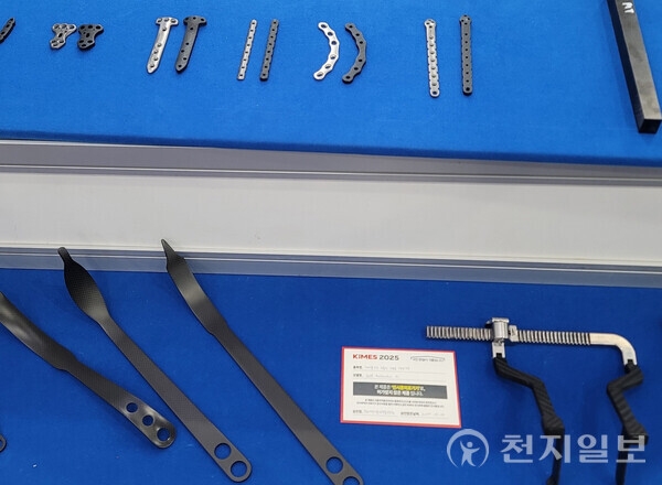 Jeonbuk Province is accelerating efforts to establish a “Jeonbuk-style carbon industry” by strengthening integration between carbon-based materials and strategic sectors such as defense, aerospace, construction, and secondary batteries. The photo shows a carbon-based medical device developed in Jeonju City. (Provided by Jeonju City Hall) ⓒCheonji Ilbo 2025.07.31.