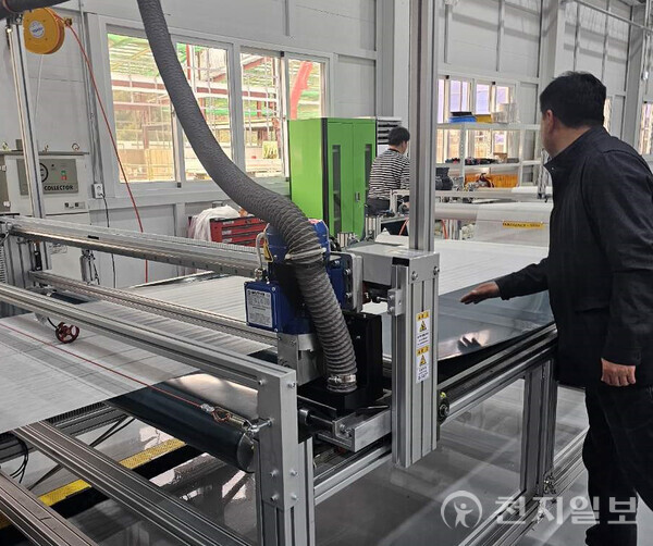 Jeonbuk Province is accelerating efforts to establish a “Jeonbuk-style carbon industry” by strengthening integration between carbon-based materials and strategic sectors such as defense, aerospace, construction, and secondary batteries. The photo shows a testbed in operation at the specialized carbon materials and parts cluster in Jeonbuk. (Provided by Jeonju City Hall) ⓒCheonji Ilbo 2025.07.31.