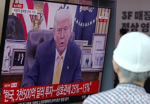 한국과 미국의 관세협상이 타결된 31일 오전 서울역 대합실에서 한 시민이 관련 뉴스를 시청하고 있다. ⓒ천지일보 2025.07.31.