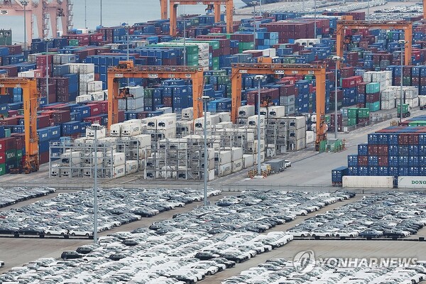 한국과 미국의 관세 협상이 타결된 31일 경기도 평택항에 세워져 있는 수입차 뒤로 컨테이너가 쌓여 있다. 도널드 트럼프 미국 대통령은 한국이 미국에 3500억 달러(약 487조원)를 투자하는 등의 조건으로 한국에 대한 상호관세를 기존 25%에서 15%로 낮추기로 했다고 30일(현지시간) 밝혔다. 한국산 자동차에 대한 미국의 관세도 15%로 낮아진다. (출처: 연합뉴스)