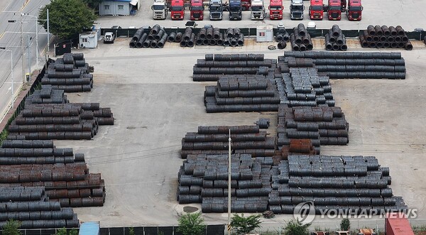 한국과 미국의 관세 협상이 타결된 31일 경기도 평택항에 철강 제품이 쌓여 있다.도널드 트럼프 미국 대통령은 한국이 미국에 3500억 달러(약 487조원)를 투자하는 등의 조건으로 한국에 대한 상호관세를 기존 25%에서 15%로 낮추기로 했다고 30일(현지시간) 밝혔다. 한국산 자동차에 대한 미국의 관세도 15%로 낮아진다. 철강·알루미늄에 대한 품목관세는 50%가 유지된다.