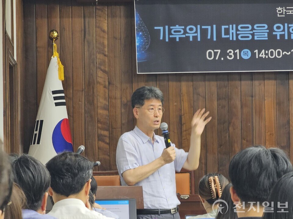 [천지일보=양효선 기자] 오재일 중앙대학교 교수가 7월 31일 국회도서관에서 열린 ‘2025 통합물관리 공동포럼’에서 ‘지방 소멸 위기 대응을 위한 유역 하수도’를 주제로 발표하고 있다. 오 교수는 “인구 감소로 인한 하수도 운영의 한계를 극복하기 위해, 행정구역을 넘어선 유역 중심의 통합 하수도 체계 도입이 필요하다”고 강조했다. ⓒ천지일보 2025.08.01.