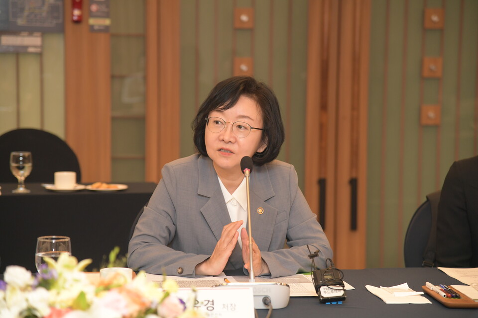 오유경 식품의약품안전처장이 지난달 25일 서울 한국프레스센터에서 열린 간담회에서 발언하고 있다. 이날 간담회는 ‘식의약 안심이 일상이 되는 세상’을 주제로 11개 소비자단체 대표들과 함께 진행됐다. (출처: 식품의약안전처 홈페이지) ⓒ천지일보 2025.08.04.