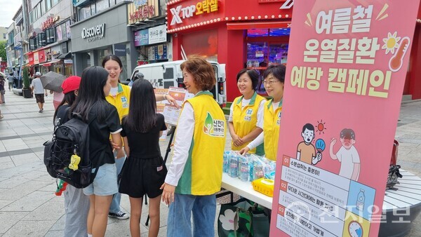 지난달 31일 이천 시내 중앙통에서 이천지부 봉사자들이 ‘여름철 온열질환 예방 캠페인’을 진행하고 있다. (제공: 신천지자원봉사단 이천지부) ⓒ천지일보 2025.08.02.