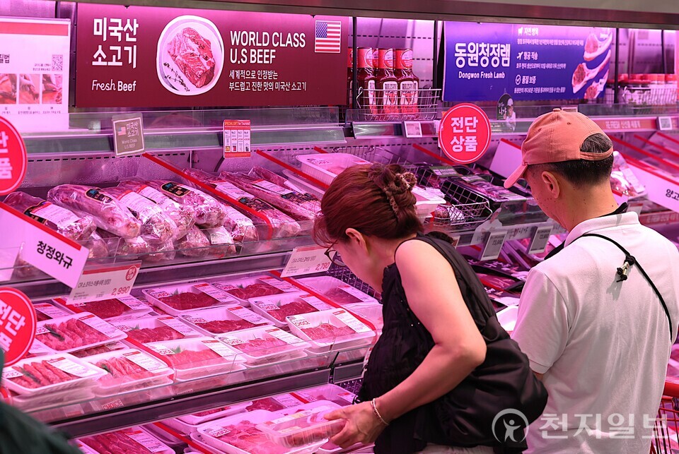 [천지일보=이시문 기자] 27일 서울의 한 대형마트에서 시민들이 미국산 소고기를 고르고 있다. 미국의 상호 관세 협상 마감 시한을 앞두고 30개월 이상 소고기나 쌀 등 국내 농축산물 시장 개방이 대미 협상 테이블에 오른것으로 알려졌다. ⓒ천지일보 2025.07.27.